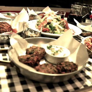 Στη Νέα Σμύρνη για τα ψητά κεφτεδάκια της Μέρκελ