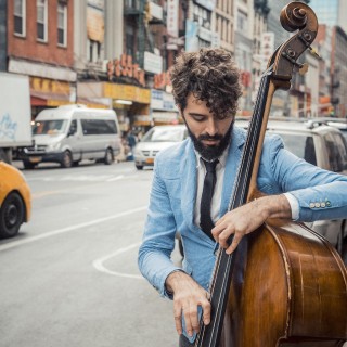 Το διαπολιτισμικό jazz σύμπαν του Πέτρου Κλαμπάνη