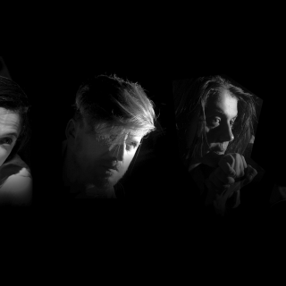 Η παράσταση «Τα φώτα στο βάθος» στο Από Μηχανής Θέατρο