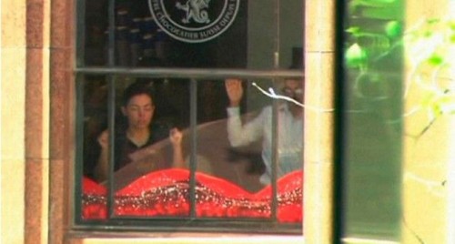 Σε κατάσταση ομηρίας θαμώνες σε καφετέρια στο Σίδνεϊ