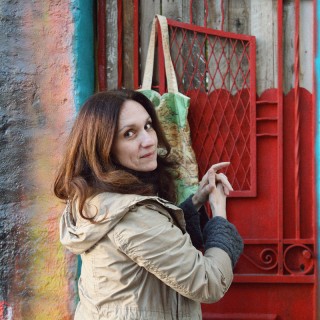 Η Κατερίνα Ρότσου σχεδιάζει τσάντες με το χάρτη της Ελλάδας