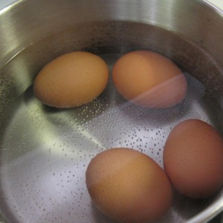 Πόση ώρα τελικά βράζουμε ένα αυγό;