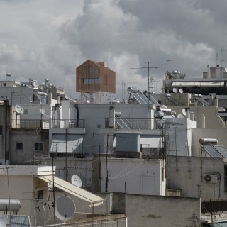 Τι δουλειά έχει μια ξύλινη καλύβα στις ταράτσες των Αθηναϊκών πολυκατοικιών;