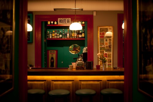 Κολωνάκι: Μέχρι τη 1 τα μεσάνυχτα η μουσική στα μπαρ της γειτονιάς