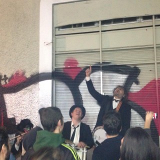 Μία απίθανη goth punk μπάντα από την Ελβετία, σε ένα στενό του Ψυρρή.