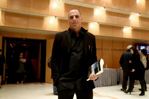 Liberation: Ο Γ. Βαρουφάκης συμπεριφέρεται στους συναδέλφους του στις Βρυξέλλες με περιφρόνηση