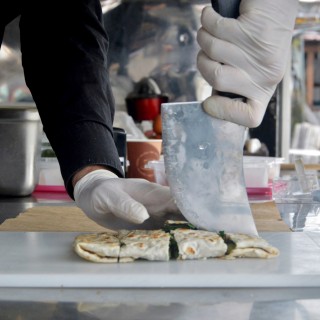 Food Truck: Η «παράνομη» καντίνα με τους γκεζλεμέδες