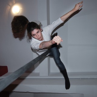 Στο Παγκράτι κάνουν κινέζικα ακροβατικά σε στύλο (εκεί που άλλοι κάνουν στριπτίζ)