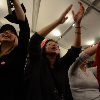 Σύντροφοι, είμαστε το 50% (και ίσως παραπάνω)