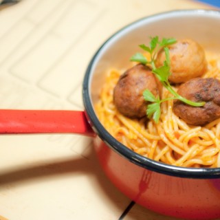 Στη Θεσσαλονίκη βρέχει κεφτέδες