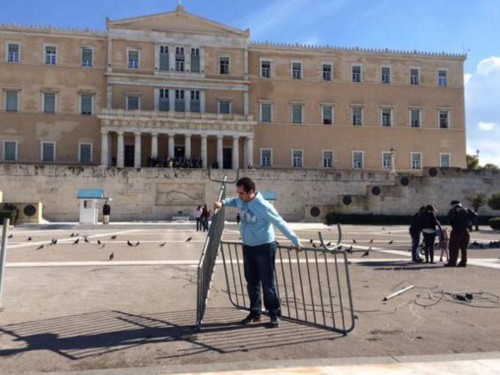 Τέλος τα κάγκελα έξω από τη Βουλή