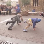 Ένας παππούς τα σπάει με break dance στην Ερμού