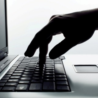 Δύο ανήλικοι εκβίαζαν μέσω διαδικτύου 15χρονη