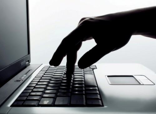 Δύο ανήλικοι εκβίαζαν μέσω διαδικτύου 15χρονη