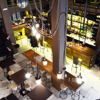 Στο wine bar Monk θα συναντήσεις τους πιστούς του καλού κρασιού