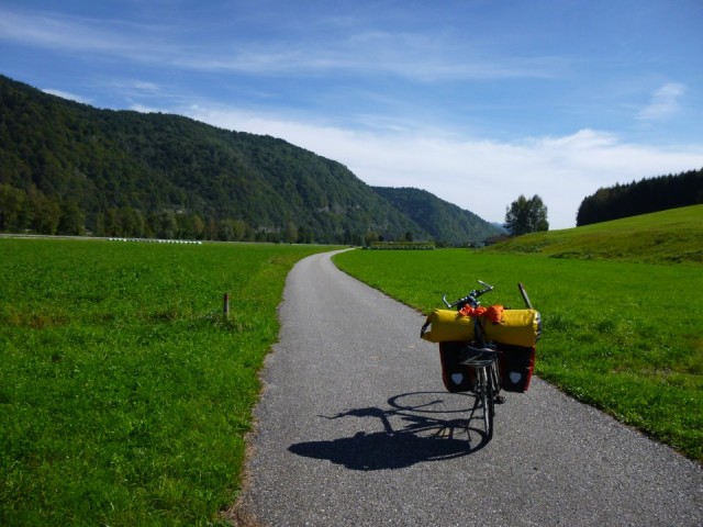 Πως είναι να γυρίζεις την Ευρώπη με ωτοστόπ και ένα ποδήλατο;