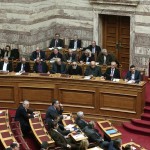 Βίντεο: Ο Τσίπρας σκουντάει τον Βαρουφάκη για να ψηφίσει Παυλόπουλο