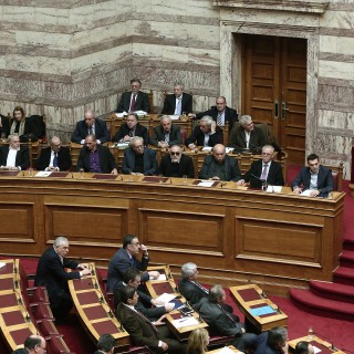 Βίντεο: Ο Τσίπρας σκουντάει τον Βαρουφάκη για να ψηφίσει Παυλόπουλο