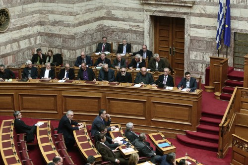 Βίντεο: Ο Τσίπρας σκουντάει τον Βαρουφάκη για να ψηφίσει Παυλόπουλο