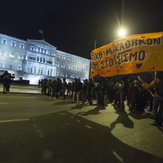 «Δεν είναι αυτό πορεία, είναι κωμωδία/ φέρτε πίσω την αστυνομία»