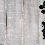 O Banksy μας ξεναγεί στη Λωρίδα της Γάζας