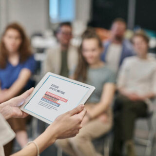 Στηρίζοντας τους εργαζόμενους και τους ανέργους της χώρας με 100 δράσεις νομικής πληροφόρησης και επαγγελματικής συμβουλευτικής