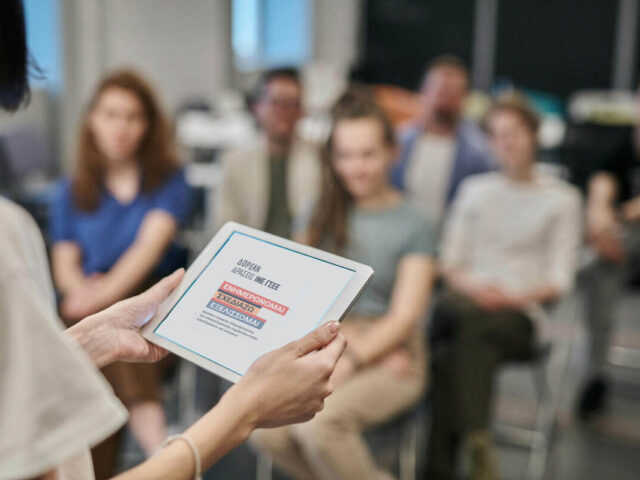 Στηρίζοντας τους εργαζόμενους και τους ανέργους της χώρας με 100 δράσεις νομικής πληροφόρησης και επαγγελματικής συμβουλευτικής