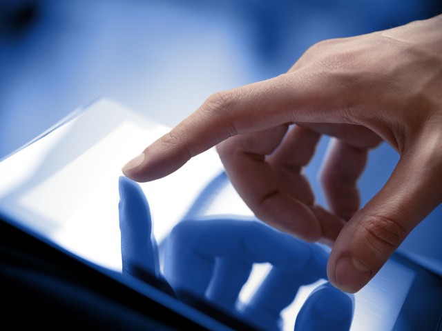 Ξεκίνησε το πρόγραμμα «Ψηφιακή Αλληλεγγύη» – Ποιοι ωφελούνται και τι παίρνουν;