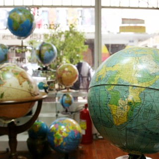 Το μοναδικό μαγαζί που φτιάχνει υδρόγειους σφαίρες στην Ελλάδα