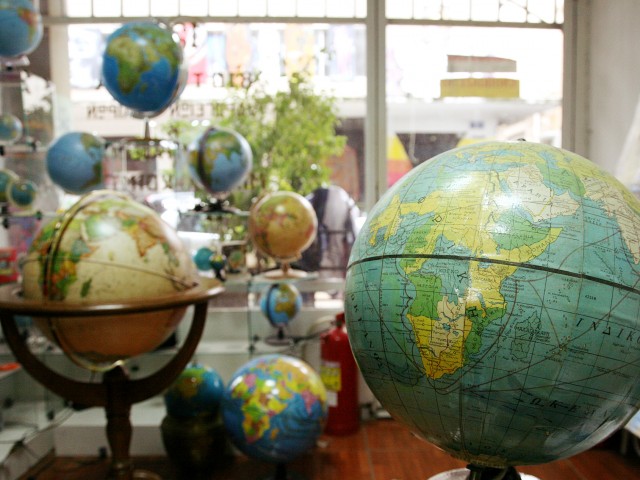 Το μοναδικό μαγαζί που φτιάχνει υδρόγειους σφαίρες στην Ελλάδα