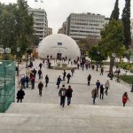 Τι κάνει όλο το διάστημα στο Σύνταγμα;