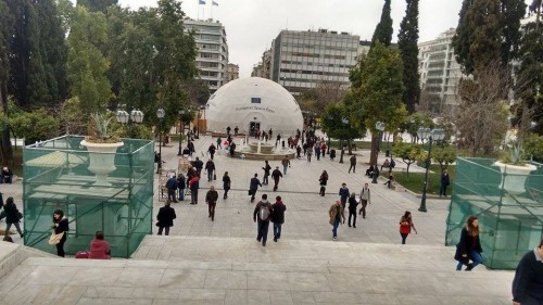 Τι κάνει όλο το διάστημα στο Σύνταγμα;