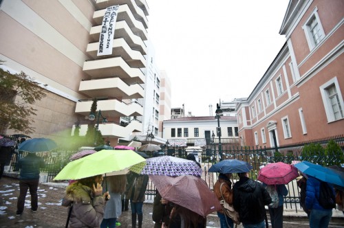 Κατάληψη στη Νομική Αθηνών από αλληλέγγυους στους απεργούς πείνας των φυλακών Δομοκού