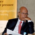 Ο κ. Σημίτης κάνει κριτική στη νέα κυβέρνηση και στη στάση της Ευρώπης