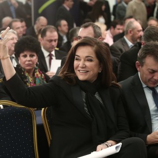 BINTEO – Το «σώπα» της Ντόρας την στιγμή που ο Σαμαράς λέει «Συνέδριο τέλος»