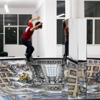 Ο Δημήτρης Λιόσης έβαλε μια ράμπα skate μέσα σε μια γκαλερί του Ψυρρή