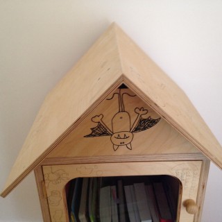 Τι κάνεις όταν δεν έχεις χώρο για άλλα βιβλία; Φτιάχνεις μια μικρή δανειστική βιβλιοθήκη στην αυλή.