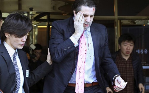 Επίθεση με μαχαίρι στον πρέσβη των ΗΠΑ