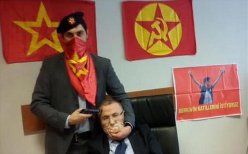 Στην Κωνσταντινούπολη κρατούν όμηρο εισαγγελέα που εξετάζει την υπόθεση του νεαρού Ελβάν