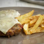 Η συνταγή της ημέρας: Μπιφτέκια με λιωμένο τυρί και πατάτες