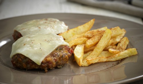 Η συνταγή της ημέρας: Μπιφτέκια με λιωμένο τυρί και πατάτες