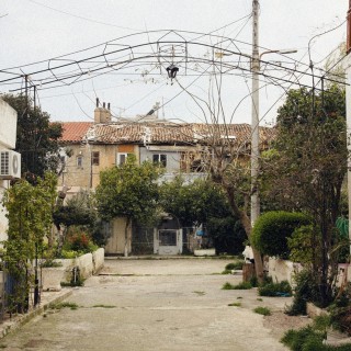 Βόλτα στα Προσφυγικά της Νίκαιας, σε μια γειτονιά που μοιάζει με σκηνικό της Φίνος Φιλμ