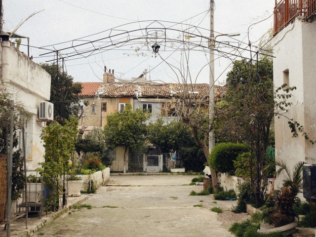 Βόλτα στα Προσφυγικά της Νίκαιας, σε μια γειτονιά που μοιάζει με σκηνικό της Φίνος Φιλμ