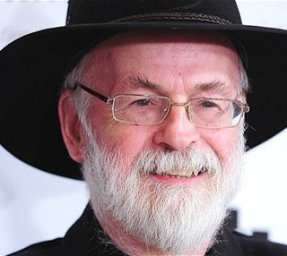 Πέθανε στα 66 του ο μεγάλος παραμυθάς της φανταστικής λογοτεχνίας, Σερ Τέρι Πράτσετ