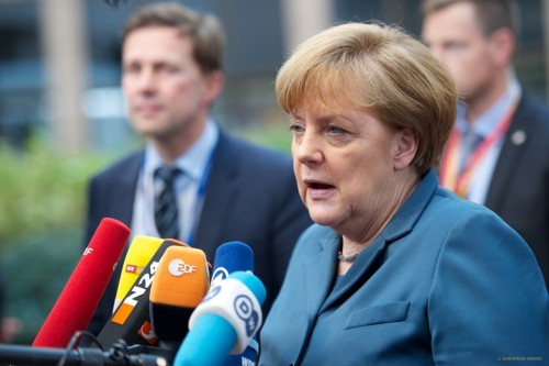 Η Μέρκελ υπέρ των μεταναστών και η Sun κατά