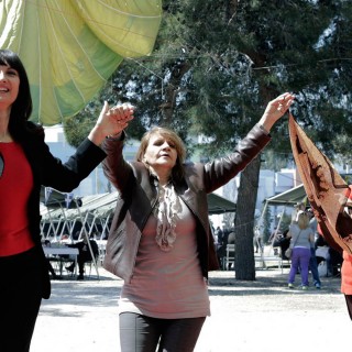 Ηρθ΄ η Λαμπρή κι η πασχαλιά και το Χριστός Ανέστη. Μάνες στουλίζουν τα παιδιά κι πεθερές τις νύφες.