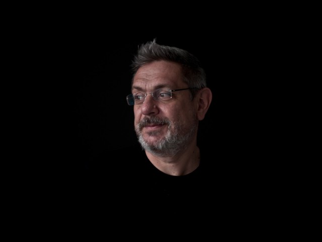 Ο ‘Αγγελος Τσέκερης μας εξηγεί την αλλιώτικη ιστορία του Νίκου Ζαχαριάδη