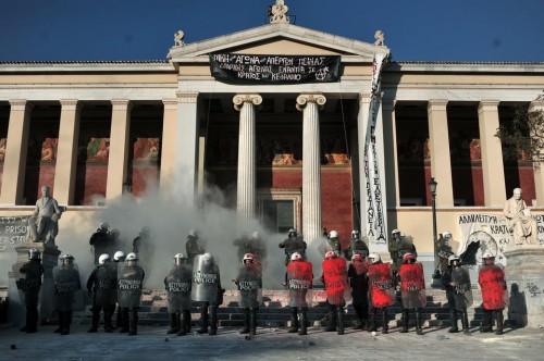 Εικόνες από τα επεισόδια στα Προπύλαια