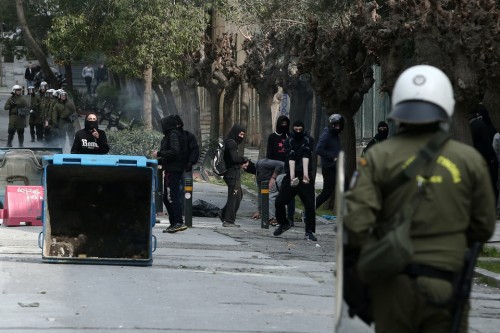 Κατάργηση του νόμου που απέδιδε αυστηρές ποινές σε όσους κάλυπταν τα χαρακτηριστικά τους σε διαδηλώσεις