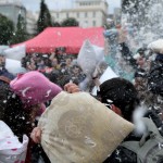 Μαξιλαροπόλεμος σε Αθήνα και Θεσσαλονίκη: ένα μήνυμα ενάντια στη βία